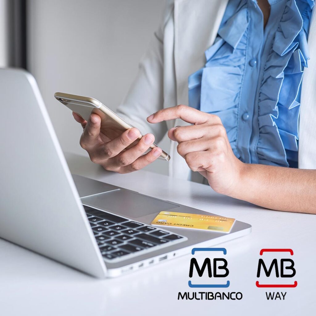 Mulher a realizar um pagamento online através do MBway no telemóvel